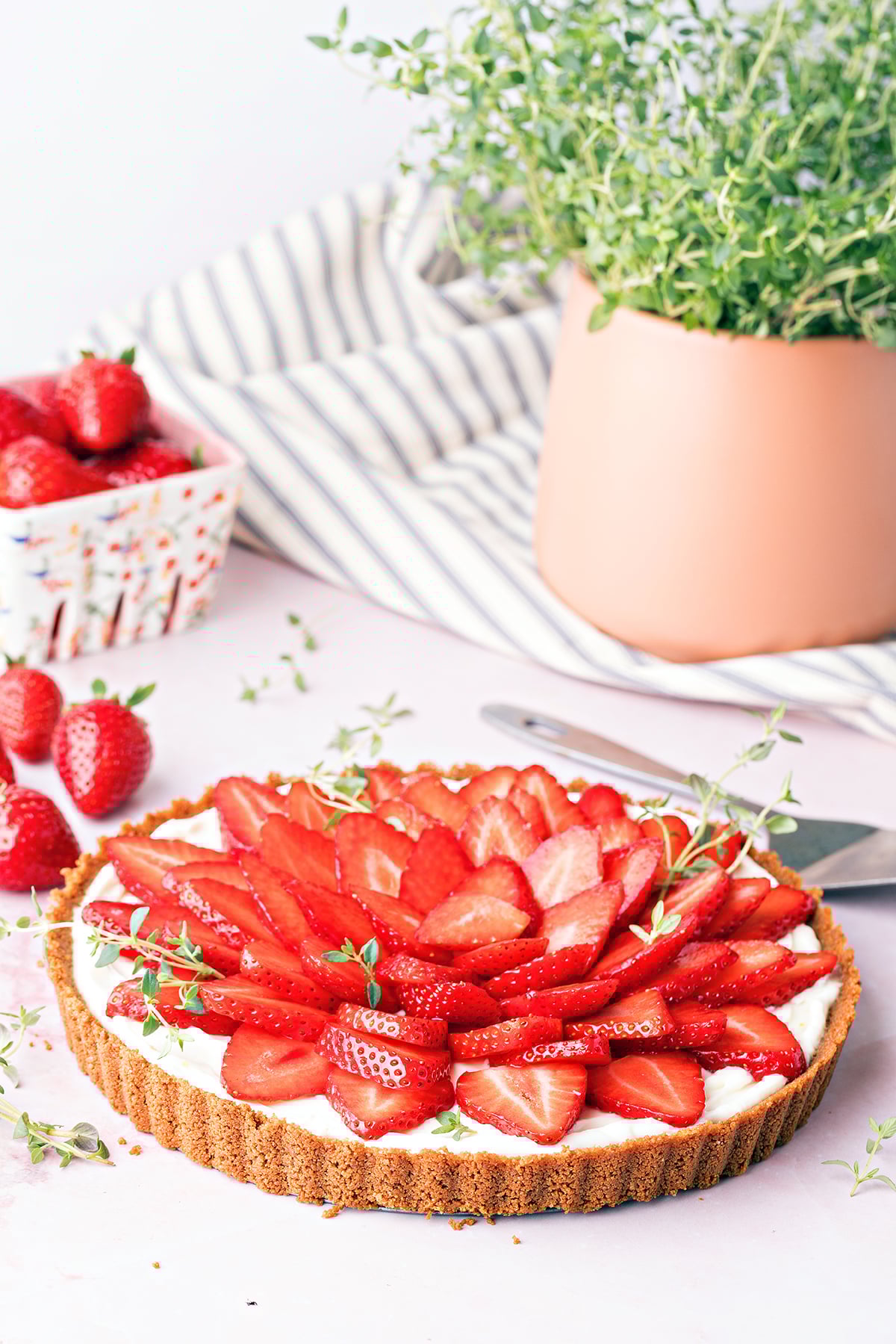 Easy No-Bake Lemon Strawberry Tart: Your Perfect Summer Dessert
